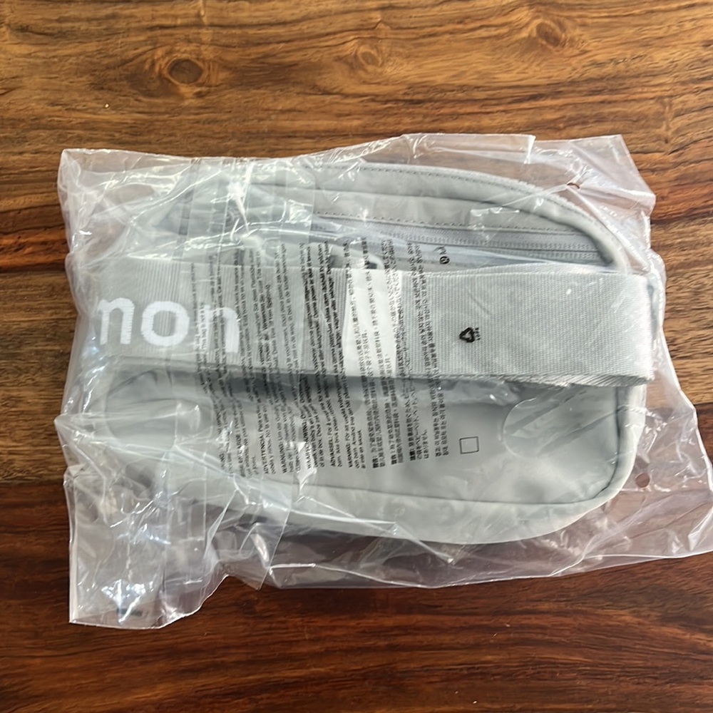 🍋NWT Lululemon Everywhere Belt Bag Silver Drop/White Wordmark - Picture 11 of 11